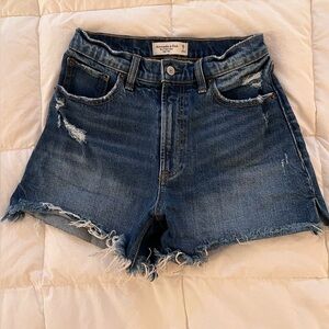 Abercrombie & Fitch The 4” Mom Shorts Distressed Curve Love Size 2/26